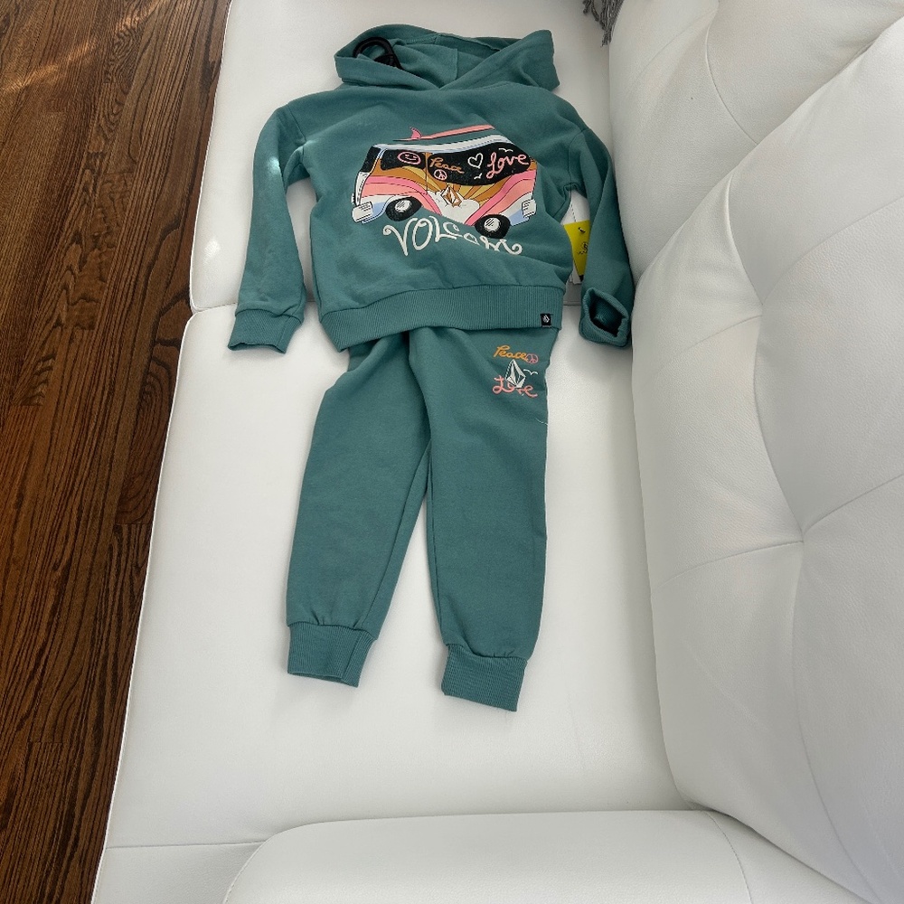 Volcom sweat set size 4